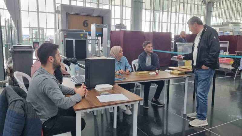 İstanbul Havalimanı’nda oy vermeye devam