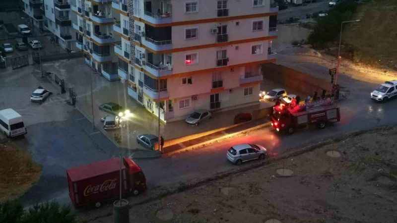 Mersin’de onlarca araç sular içinde kaldı
