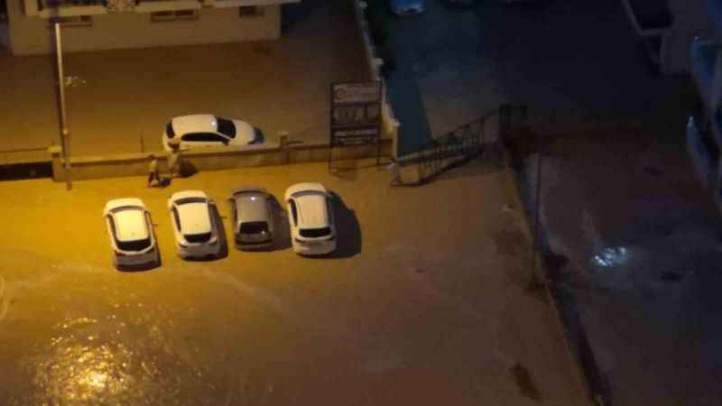 Mersin’de onlarca araç sular içinde kaldı