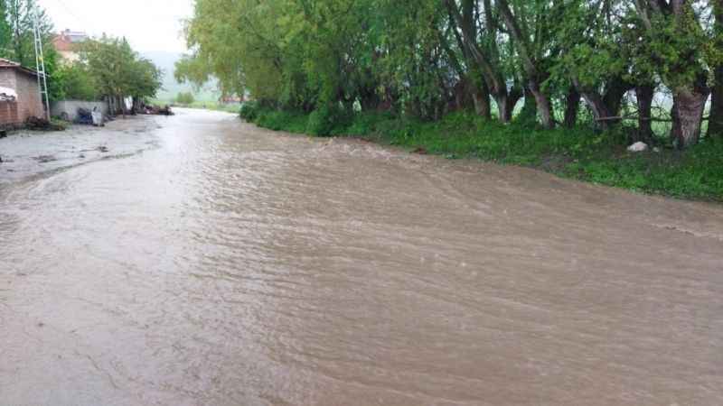 Çorum’da kuvvetli sağanak tarım arazilerini vurdu, hayatı felç etti