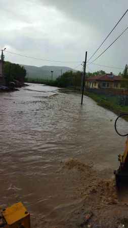 Çorum’da kuvvetli sağanak tarım arazilerini vurdu, hayatı felç etti