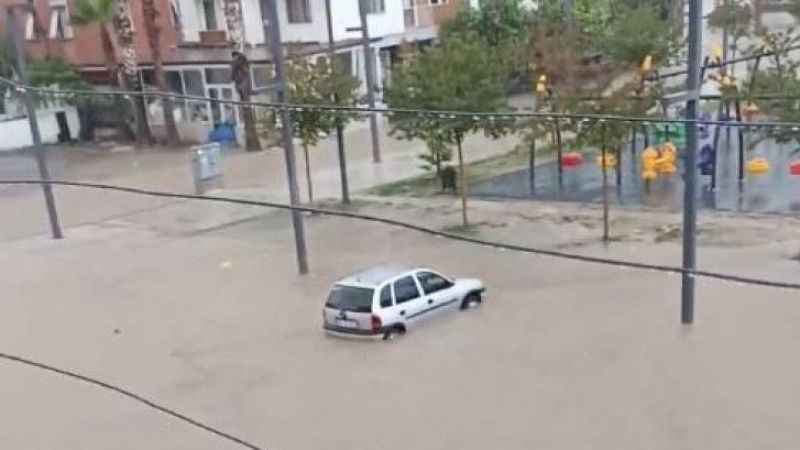 Antalya’da 15 dakikalık sağanak yağmur hayatı felç etti