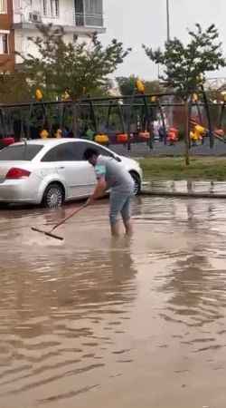 Antalya’da 15 dakikalık sağanak yağmur hayatı felç etti