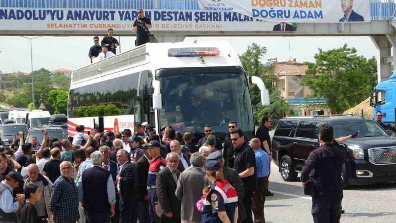 Cumhurbaşkanı Erdoğan Malatya'da sevgi gösterileriyle karşılandı