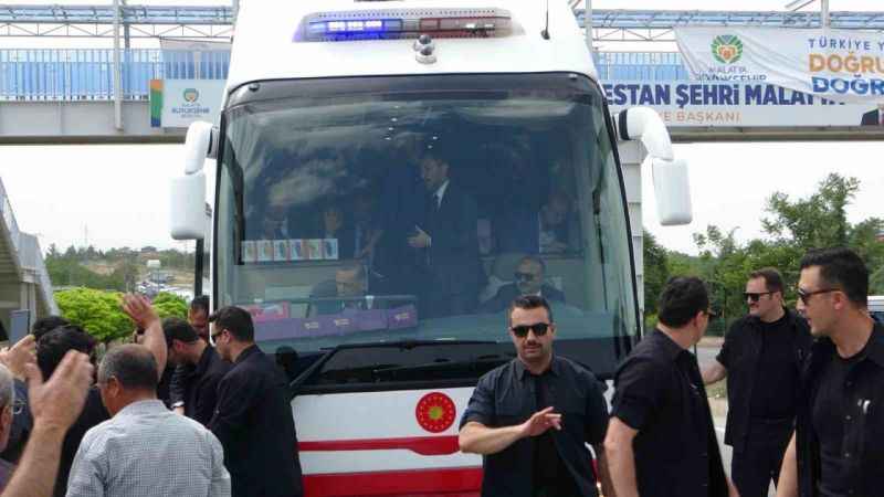 Cumhurbaşkanı Erdoğan Malatya'da sevgi gösterileriyle karşılandı