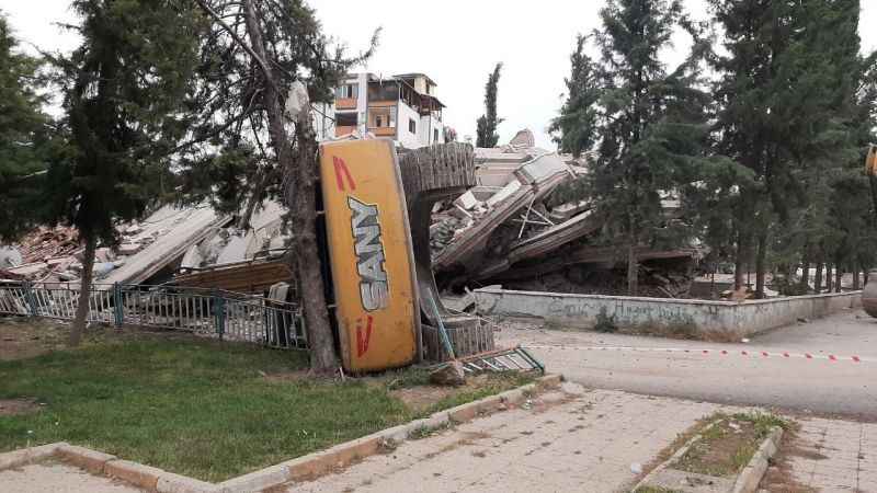 Adıyaman'da hasarlı bina yıkımı esnasında iş makinesi devrildi