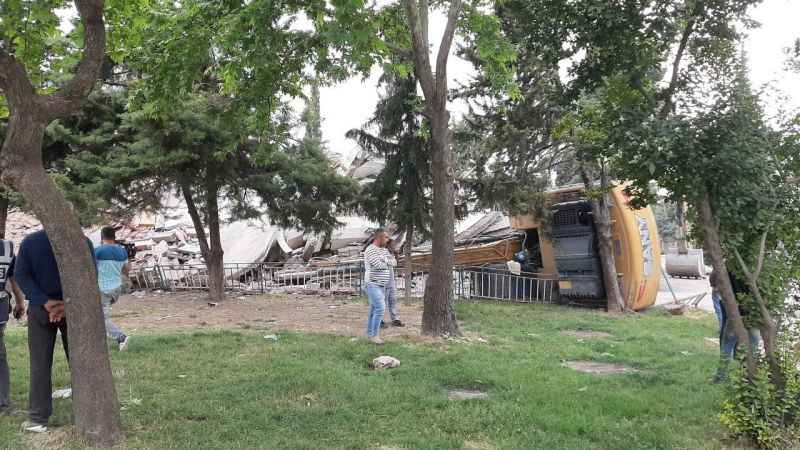 Adıyaman'da hasarlı bina yıkımı esnasında iş makinesi devrildi