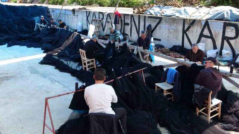 Karadenizli balıkçılar 50 gün sürecek ağ bakımlarını yapıyor