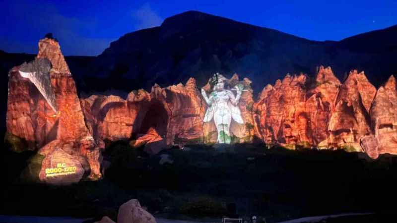 Kapadokya’da tarih peribacalarına yansıtıldı