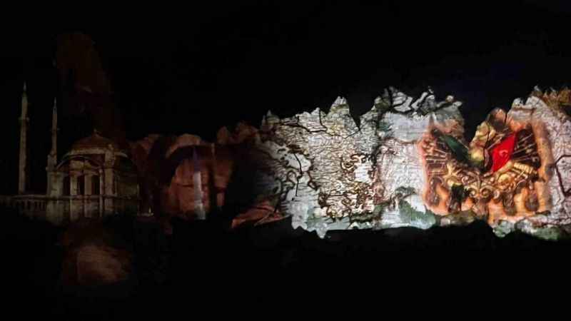 Kapadokya’da tarih peribacalarına yansıtıldı