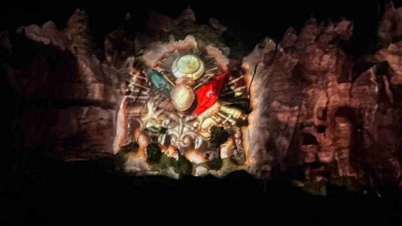 Kapadokya’da tarih peribacalarına yansıtıldı