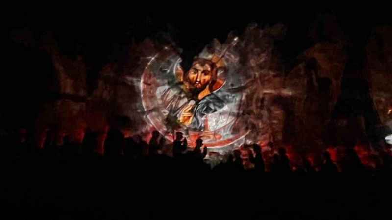 Kapadokya’da tarih peribacalarına yansıtıldı