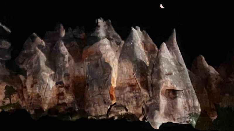 Kapadokya’da tarih peribacalarına yansıtıldı