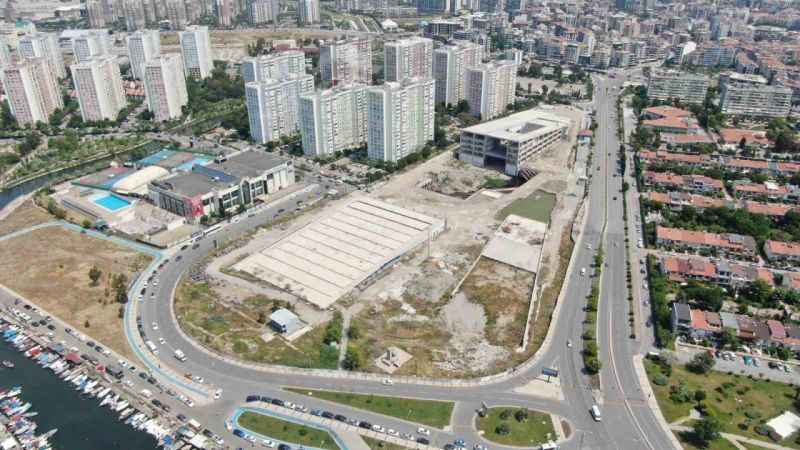 İzmir'de yılan hikayesine dönen opera binası