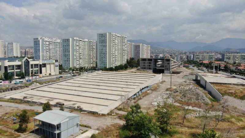 İzmir'de yılan hikayesine dönen opera binası