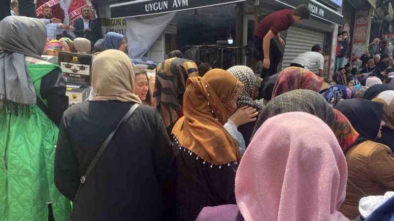 Esenyurt’ta mağaza açılışında izdiham yaşandı