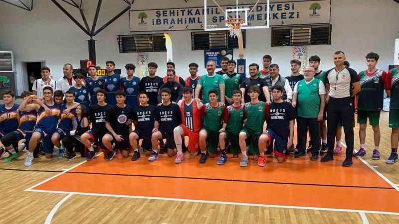 Eski Adalet Bakanı Gül gençlere taş çıkarttı