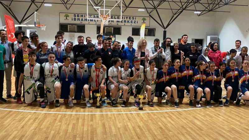 Eski Adalet Bakanı Gül gençlere taş çıkarttı