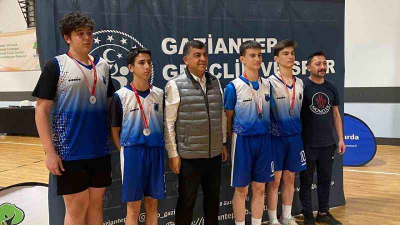 Eski Adalet Bakanı Gül gençlere taş çıkarttı