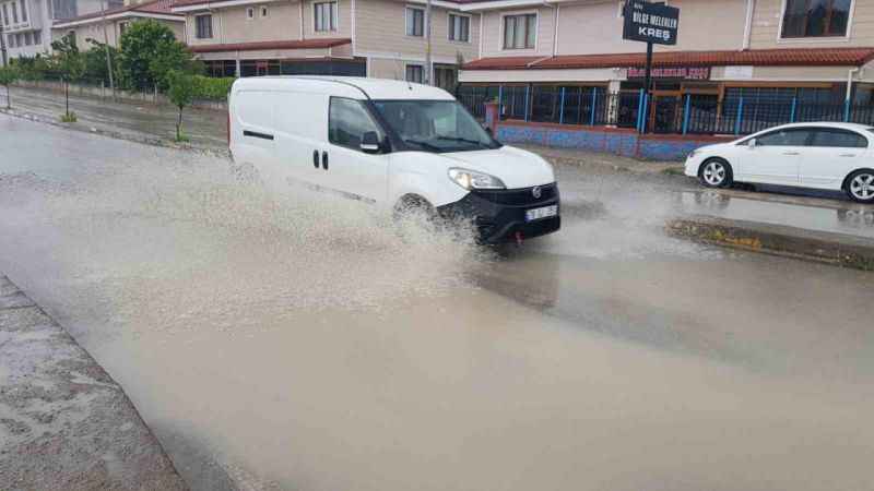 Karabük'te şimşekler görsel şölen oluşturdu