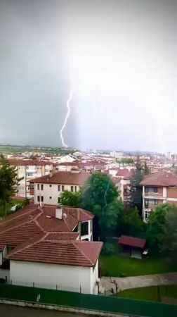 Karabük'te şimşekler görsel şölen oluşturdu