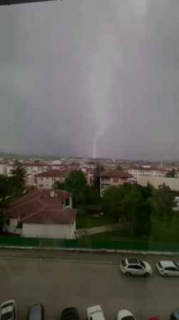 Karabük'te şimşekler görsel şölen oluşturdu