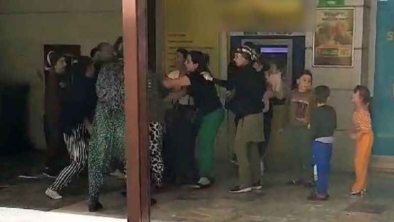 Kadınların ATM’de sıra kavgası