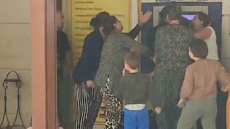 Kadınların ATM’de sıra kavgası