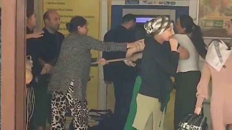 Kadınların ATM’de sıra kavgası