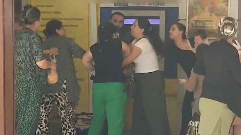 Kadınların ATM’de sıra kavgası