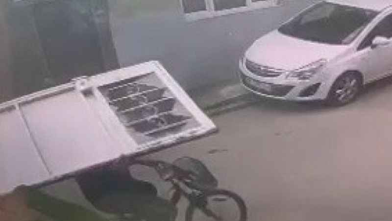 Çaldığı kapıyı bisiklete koyup götürdü