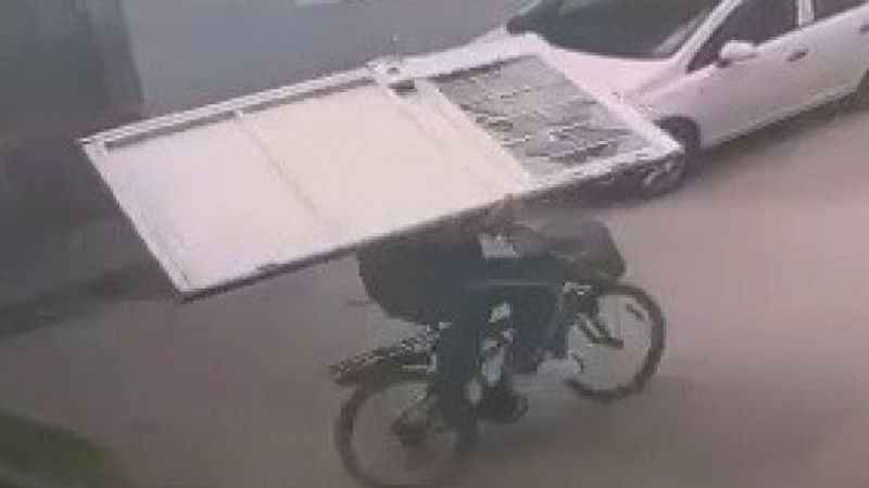 Çaldığı kapıyı bisiklete koyup götürdü