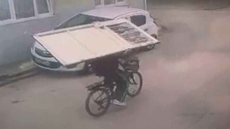 Çaldığı kapıyı bisiklete koyup götürdü