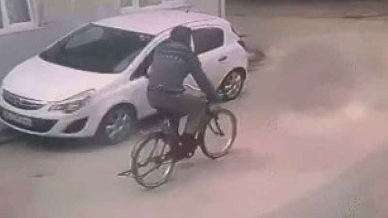 Çaldığı kapıyı bisiklete koyup götürdü