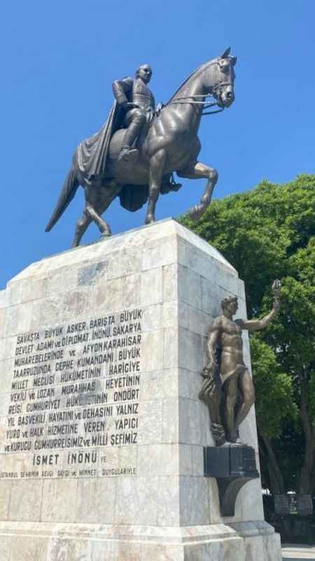 İsmet İnönü'nün heykeli camii temelinin üzerine inşa edildi