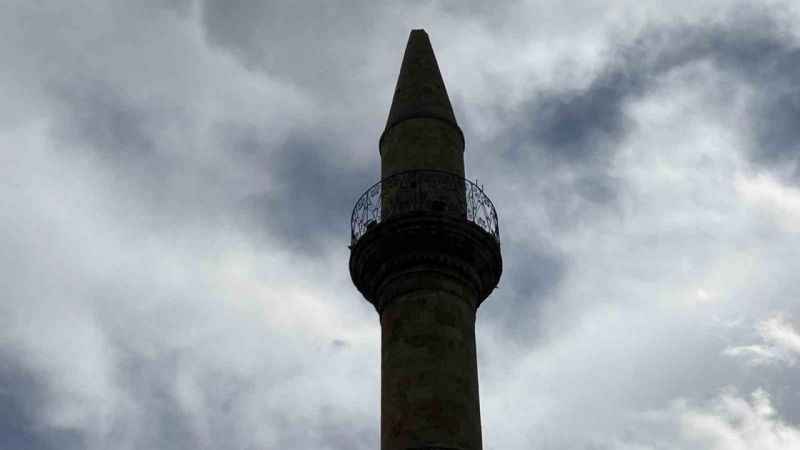 Sivas'ta aleme isabet eden yıldırım cemaati korkuttu