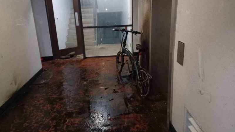 Apartmandaki elektrikli bisikletin bataryası bomba gibi patladı