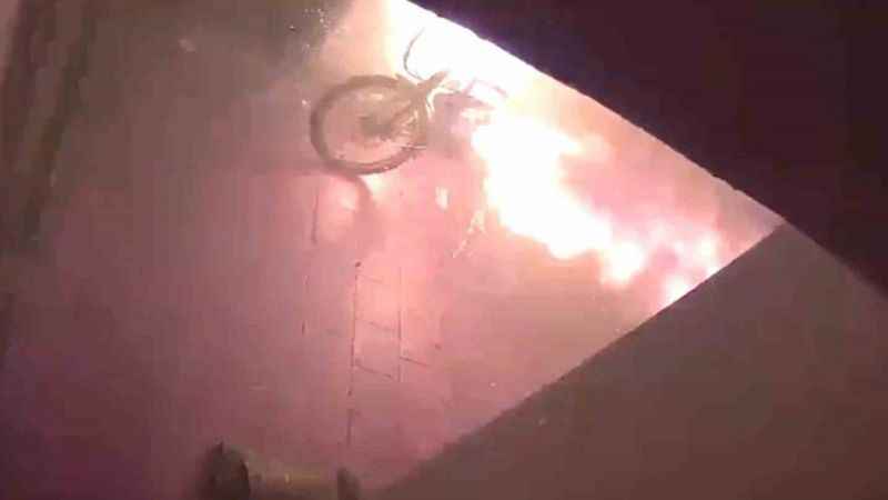 Apartmandaki elektrikli bisikletin bataryası bomba gibi patladı