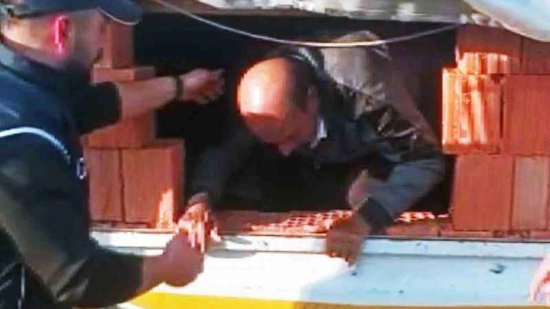Tuğla taşıyan kamyondan kaçak göçmen çıktı