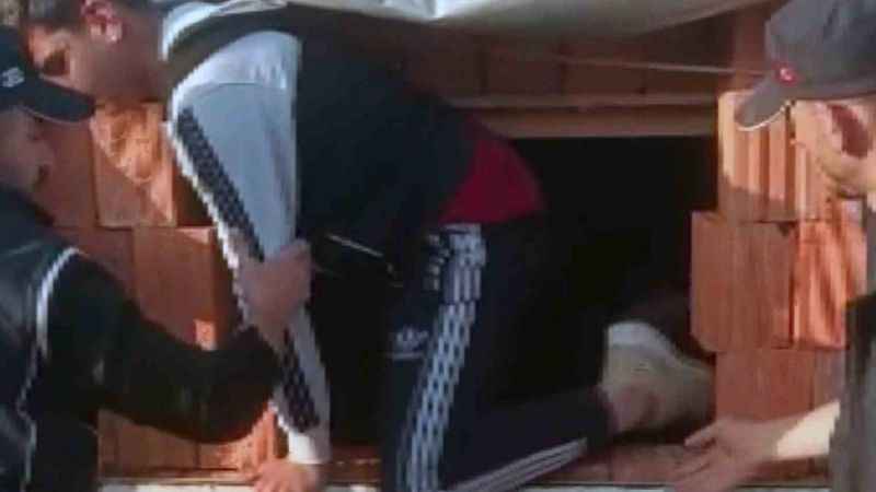 Tuğla taşıyan kamyondan kaçak göçmen çıktı