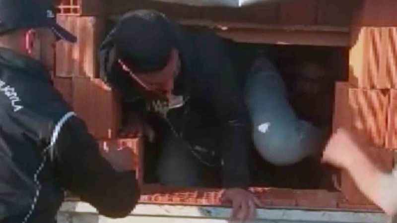 Tuğla taşıyan kamyondan kaçak göçmen çıktı