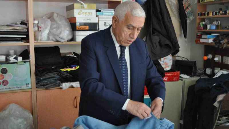 Dükkanına 50 senedir takım elbiseyle gidiyor