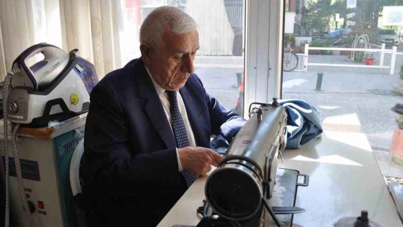 Dükkanına 50 senedir takım elbiseyle gidiyor