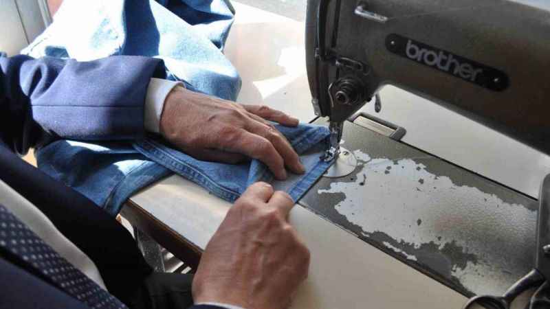 Dükkanına 50 senedir takım elbiseyle gidiyor