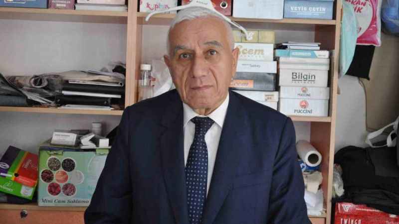 Dükkanına 50 senedir takım elbiseyle gidiyor