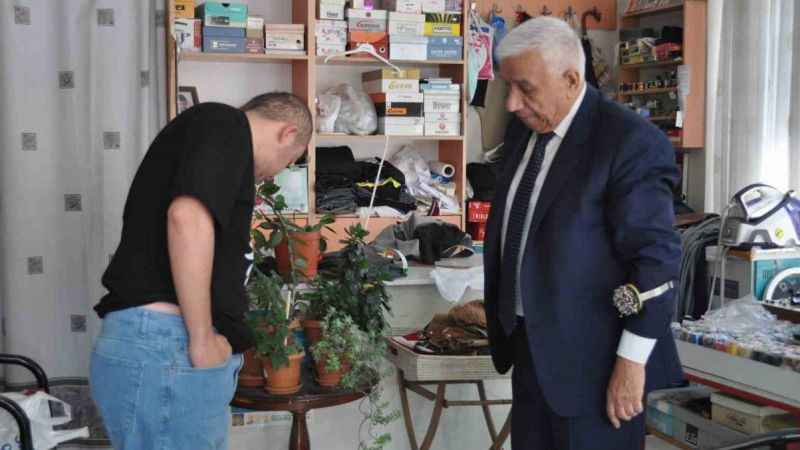 Dükkanına 50 senedir takım elbiseyle gidiyor