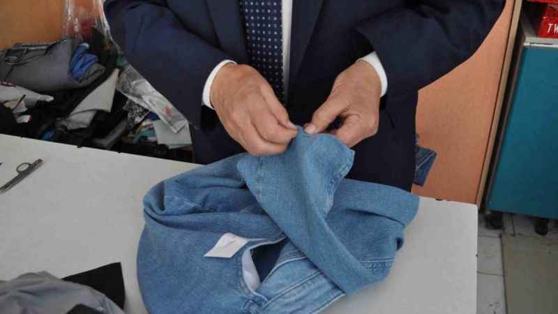 Dükkanına 50 senedir takım elbiseyle gidiyor