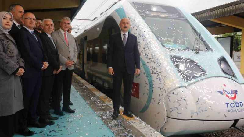 Milli tren bugün ilk kez yolcu taşımaya başlıyor