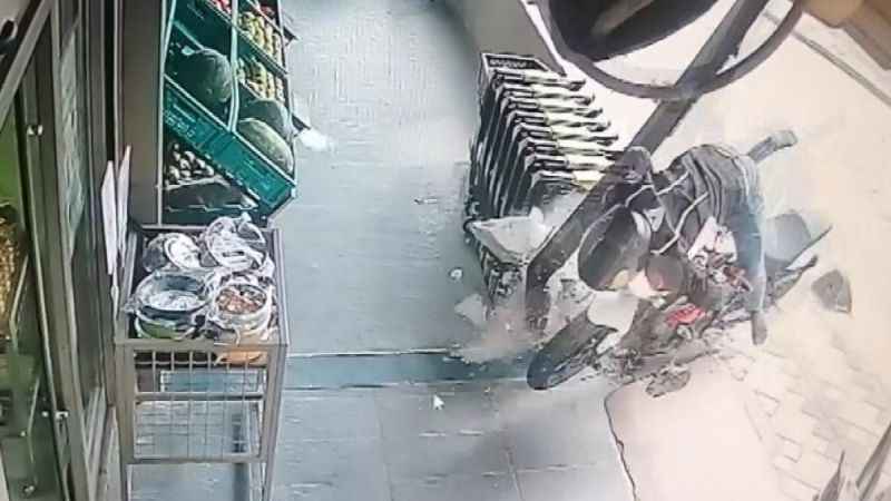Motosiklet alışveriş merkezine daldı