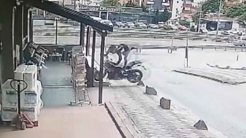 Motosiklet alışveriş merkezine daldı